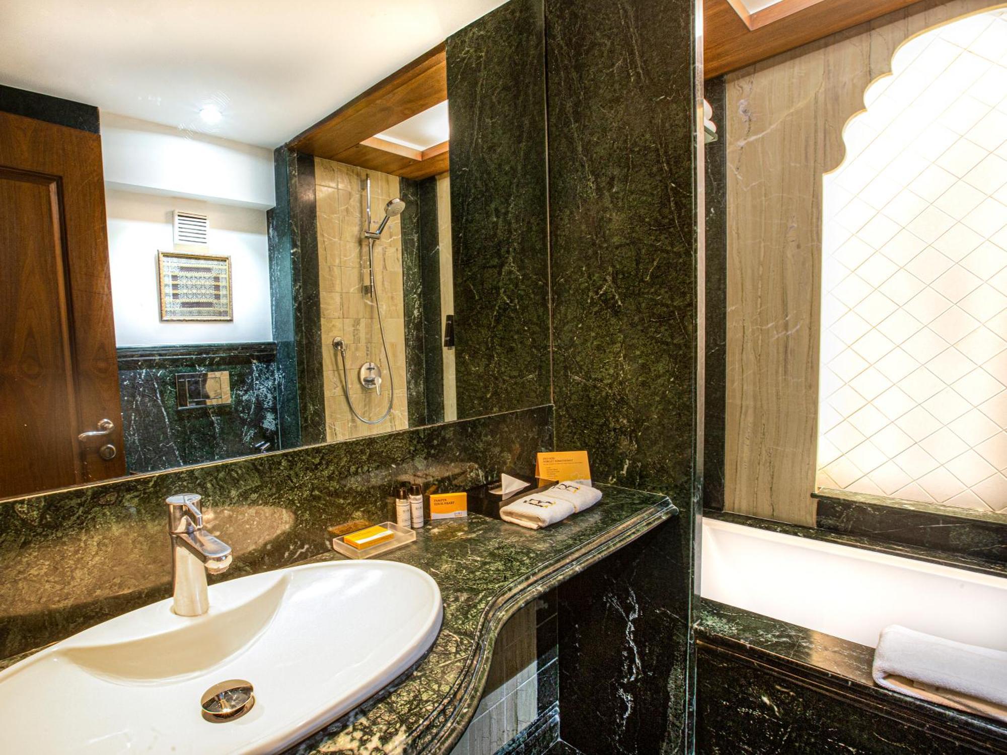 Hotel Bawa Continental Mumbai Dış mekan fotoğraf
